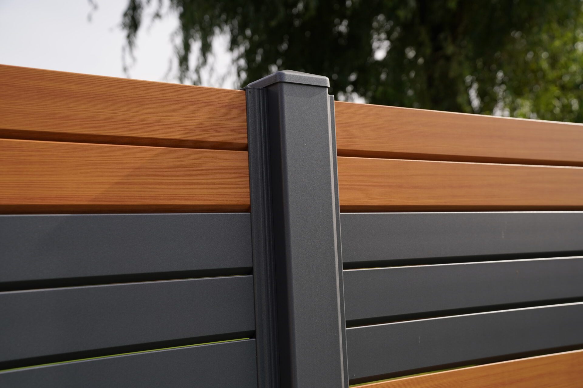 DSC03536 Aluminium Terrassenabtrennung in der Nahaufnahmen, saubere Kanten, pulverbeschichtet und langlebig.