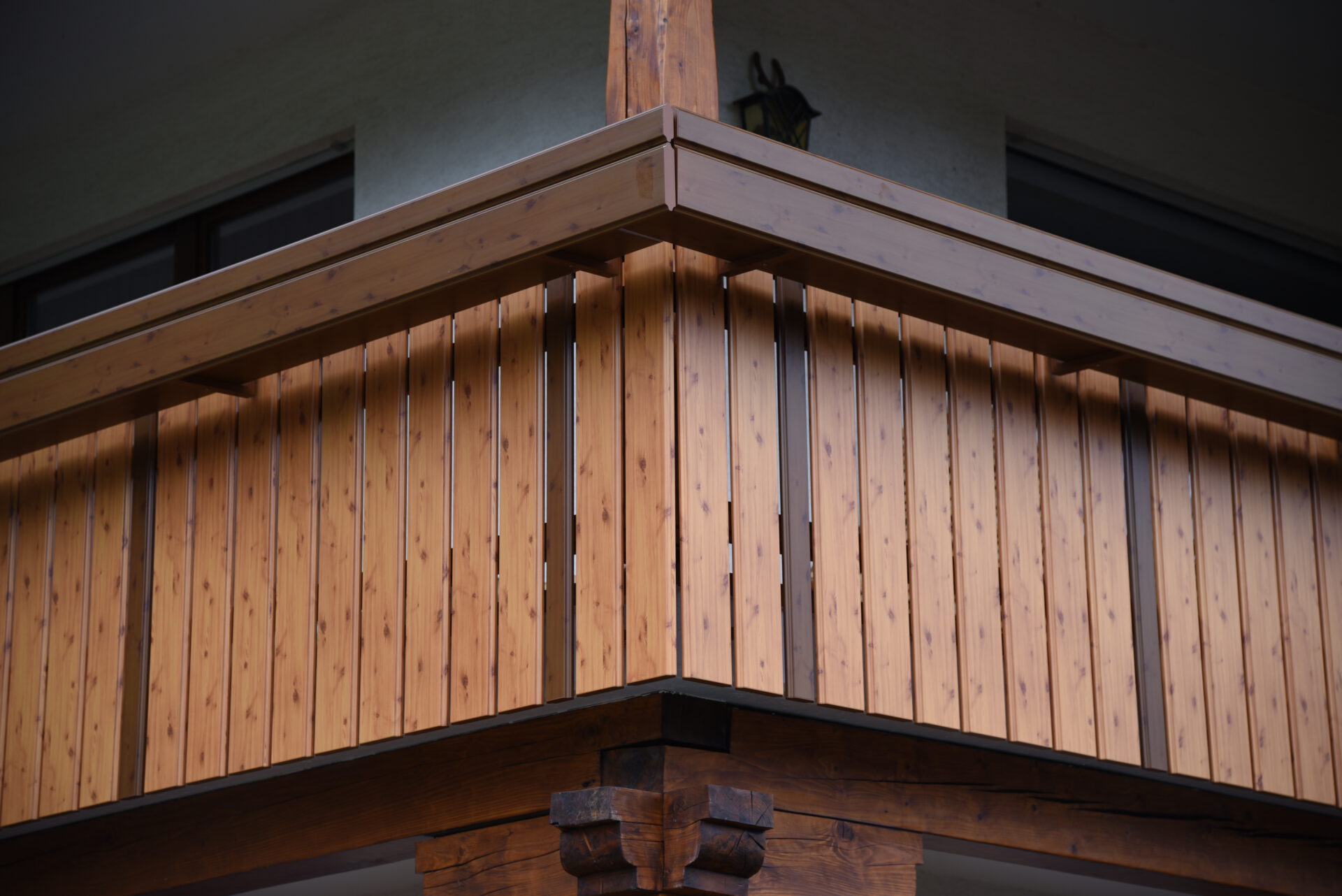 DSC_5988 Aluminium Holzbretter an einem Balkon. Die Farbgebung macht sie fast nicht unterscheidbar von echten Holzbrettern.